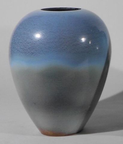 MADOURA (Atelier) Vase bleu. Terre de Vallauris, marque au tampon sous la pièce....