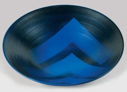 MADOURA (Atelier) Coupe bleue à décor géométrique. Terre de Vallauris, signature...