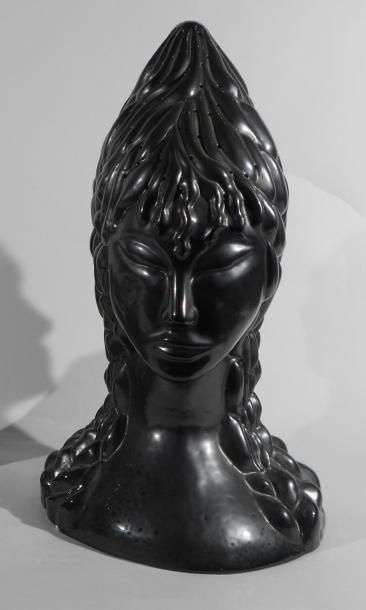 MARAIS Jean (1913 -1998) Sculpture de têtes de femmes. Terre blanche, signature dans...