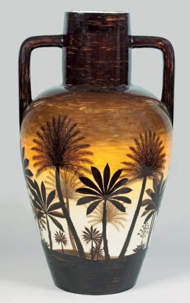 MONT CHEVALIER (Poterie du) (1879 -1920) Très grand vase à deux anses à décor de...