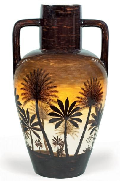 MONT CHEVALIER (Poterie du) (1879 -1920) Très grand vase à deux anses à décor de...
