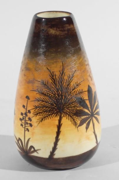 MONT CHEVALIER (Poterie du) (1879 -1920) Petit vase à décor de paysage provençal....