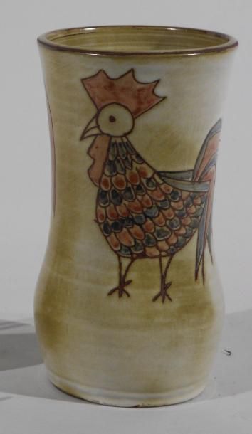 PETTIT Olivier (1918 -1979) Vase à décor de coqs. Terre de Vallauris, sigle incisé...