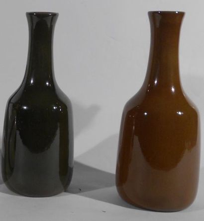RUELLAND Jacques et Dani (XXe siècle) Lot de deux vases marron et vert. Terre grise,...