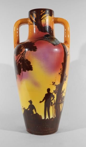 SAINT JEAN DU DESERT Grand vase à deux anses à décor de personnages dans un paysage...