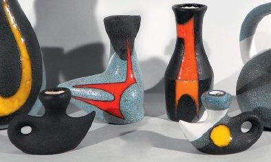 VALENTIN Gilbert (1928 - 2001) Lot de trois pièces: Vase zoomorphe - Pichet - Pied...