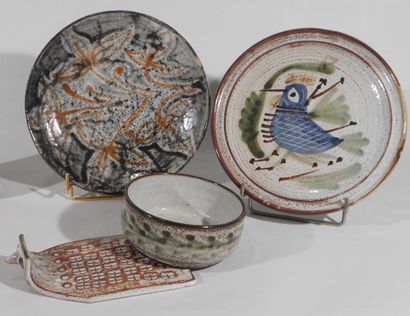 BARBIER Michel (XXe siècle) Lot de quatre pièces: Plat à décor d'oiseau - Coupe à...