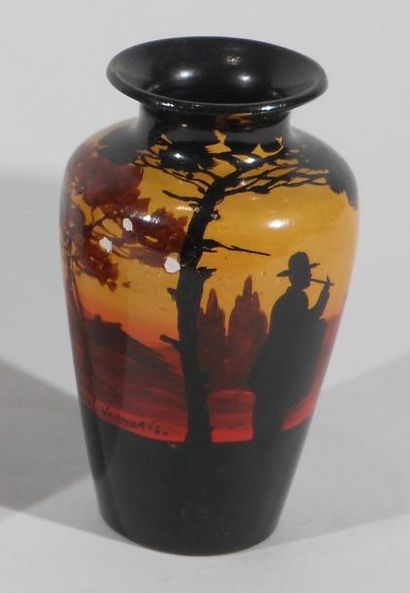 BAREL Jean (XXe siècle) Vase à décor de danse provençale. Terre de Vallauris, signature...