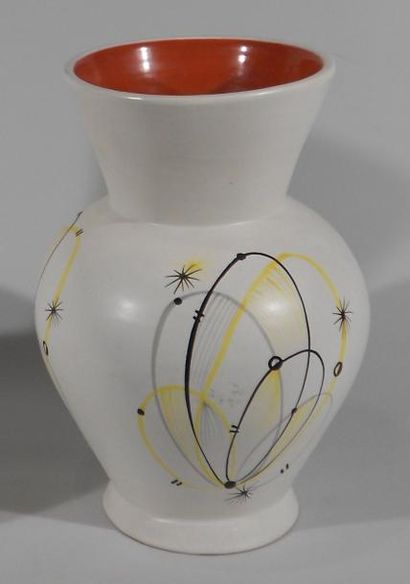 BAUD André (1903 -1986) Vase blanc à décor abstrait. Terre blanche, tampon de la...
