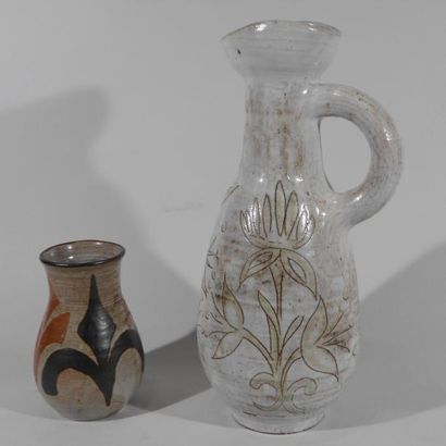 BOISSAUD Max (XXe siècle) Lot de deux pièces: Vase à décor géométrique - Pichet à...