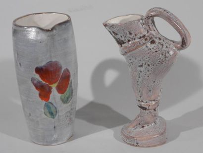 BONAUDI (XXe siècle) Lot de deux pièces: Pichet à décor de fleur - Pichet sandale....