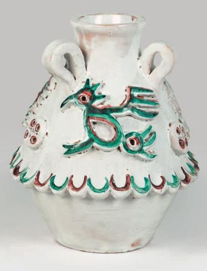 CALLIS (1946 -1952) Vase à décor d'oiseaux. Terre de Vallauris, signature manuscrite...