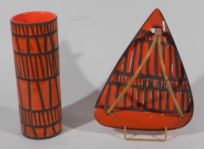 CAPRON Roger (1922 - 2006) Lot de deux pièces: Vase cylindre - Bannette fond rouge,...