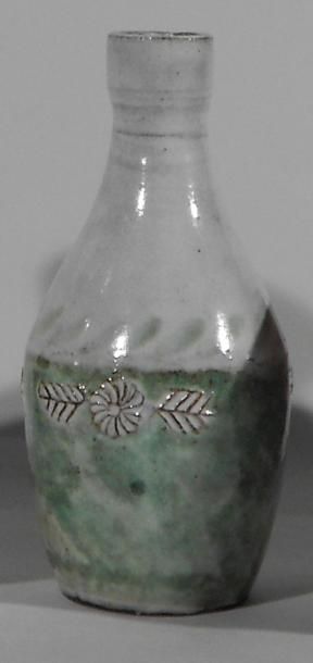 DERVAL Jean (1925 - 2010) Vase à décor de fleurs. Terre de Vallauris, signature manuscrite...
