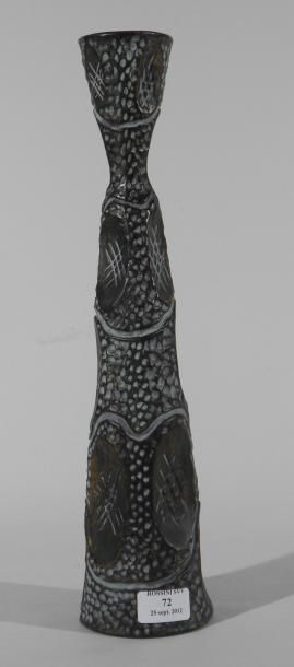 FADY Vase à décor abstrait. Terre de Vallauris, non signée. Haut.: 40,5 cm.