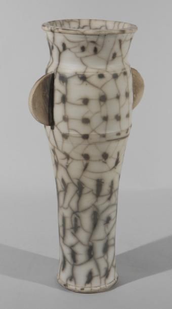 FINIDORI Thierry (Né en 1955) Vase. Porcelaine, signature manuscrite incisée sous...
