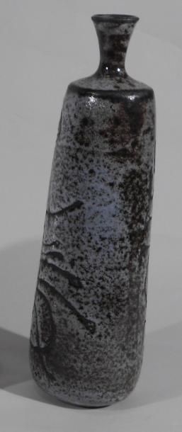 ANASSE Michel (Né en 1935) Vase à décor abstrait. Terre de Vallauris, signature manuscrite...