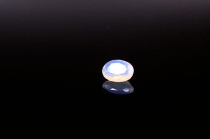 Opale facettée ovale sur papier. 
Poids 1.39...