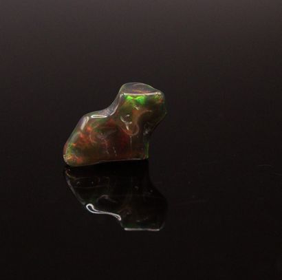 null Importante opale noire semi-brute sur papier. 
Belles couleurs. 
Poids : 4.08...