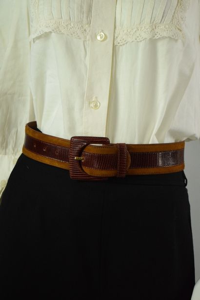 ANONYME

Importante ceinture en cuir suèdé...