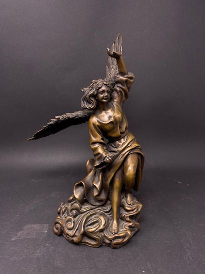null Statuette en bronze représentant une femme ailée cheveux au vent sur un nuage....