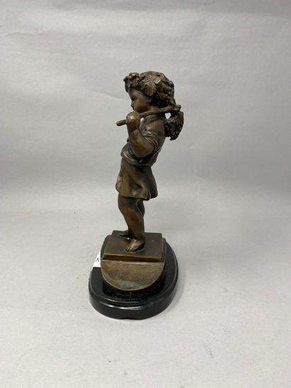 null MOREAU (d'après)
La vendange
Sculpture en bronze figurant un enfant coiffé de...