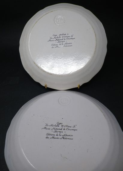 null BELLE MANETTE " FONDS DE MAISON "

En porcelaine ou faïence :
- 2 assiettes...