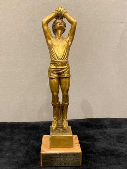 null Ensemble de 5 sculptures figurant des sportifs 
- Un joueur de basket en métal...