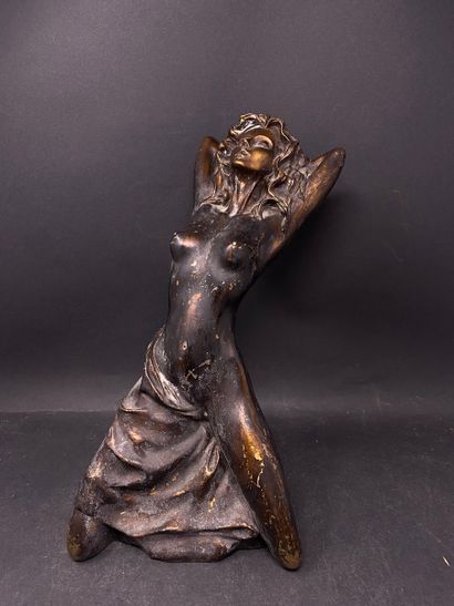 Femme accroupie, 
Bronze à patine brune,...