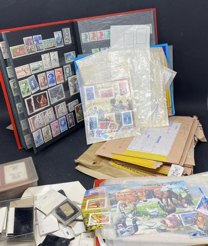 null 1 sac plastique contenant 2 albums de timbres modernes France et pochettes d'abonnement....