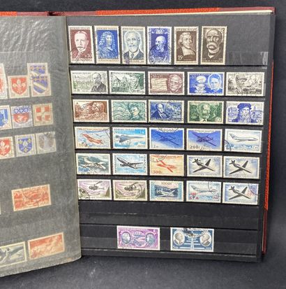 null 4 albums de timbres dont colonies, certains avec surcharge et enveloppes vietnamiennes,...