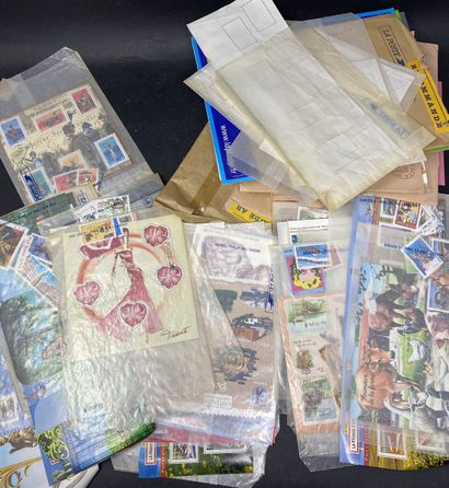 null 1 sac plastique contenant 2 albums de timbres modernes France et pochettes d'abonnement....