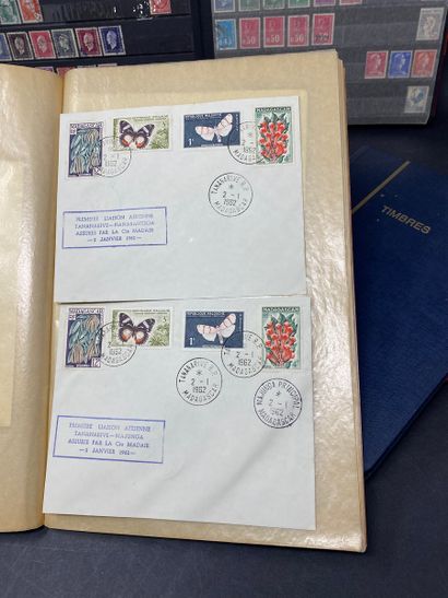 null 4 albums de timbres dont colonies, certains avec surcharge et enveloppes vietnamiennes,...