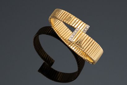 null Asymmetrical flat tubogaz bracelet in 18K (750) gold, the ends highlighted with...