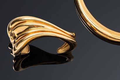 null MINAS
Asymmetrical bangle with draped effect in 18K (750) gold. Signed. 
Greek...