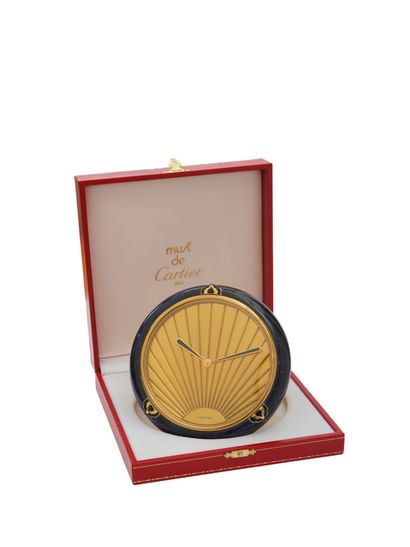 null Cartier About 1990
N° 64394
Art-deco gilded metal clock, gilded dial with radiating...
