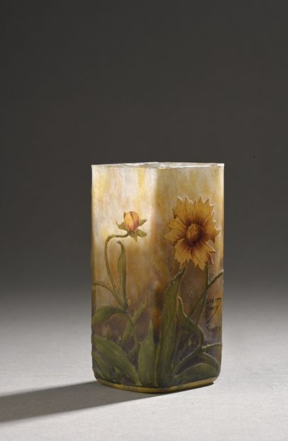 DAUM - NANCY 
Vase quadrangulaire en verre...