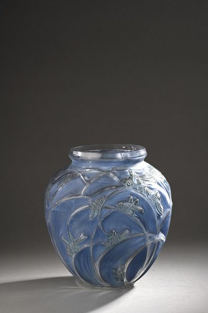 René LALIQUE (1860 - 1945) 
Vase « Sauterelles...