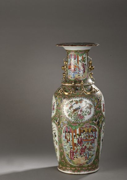 CHINE, Canton - Vers 1900
Grand vase balustre...