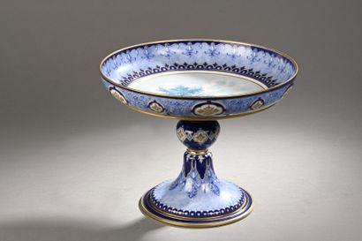 null SEVRES, fin XIXe.
Coupe sur pied dite de Tarente, période Art Nouveau, en porcelaine...