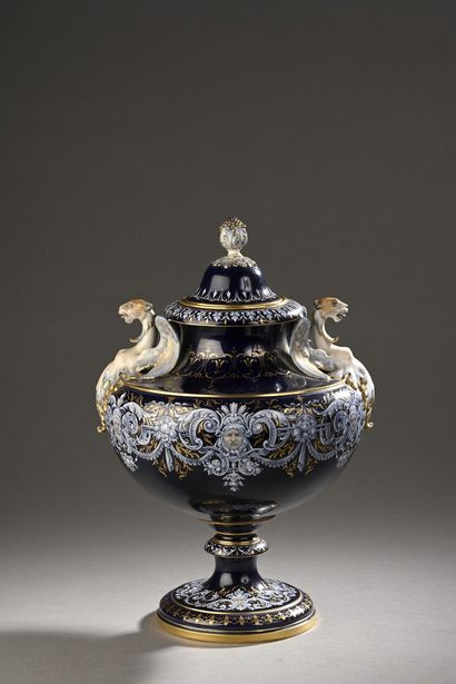 null MEISSEN, dernier tiers du XIXe siècle
Vase balustre couvert en porcelaine émaillé...