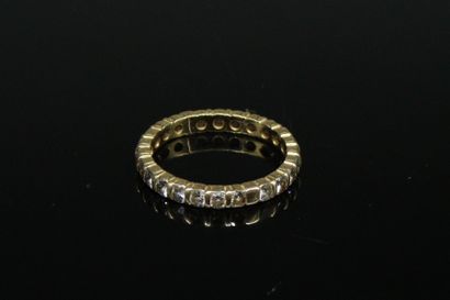 null American wedding band in 18k (750) yellow gold set with round diamonds
Finger...