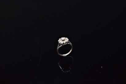 null 18K (750) white gold and platinum daisy ring set with a round diamond approx....