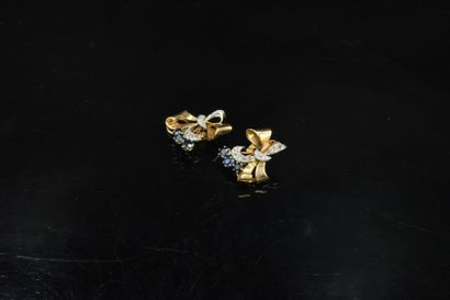 null Pair of ear clips in 18K (750) yellow gold and platinum forming bows, each adorned...