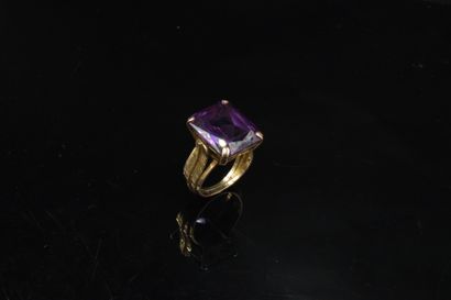 null Gold-plated metal ring set with a "colorchange" synthetic sapphire.
Finger size:...