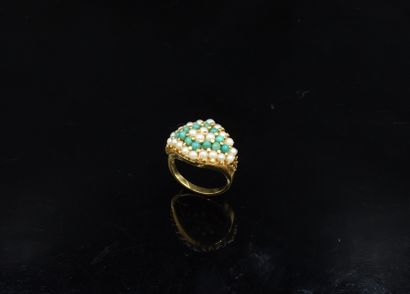 null 18K (750) yellow gold ring set with pearls and turquoise beads.
Finger size:...