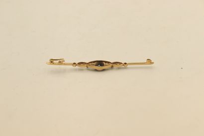 null 18K (750) white and yellow gold line brooch set with a round sapphire and rose-cut...