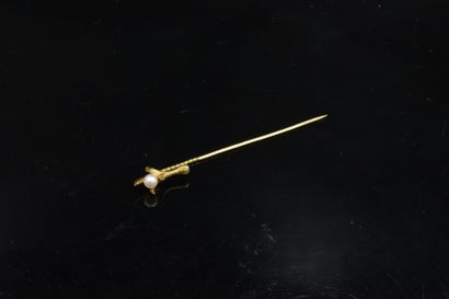 null 18K (750) yellow gold tie pin with a houndstooth holding a pearl. 
Gross weight:...