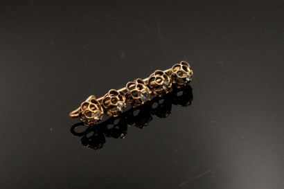 null Line brooch in 14K (585) yellow gold adorned with a line of 5 rose-cut diamonds....