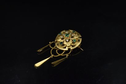 null Circular brooch in 18K (750) yellow gold, openwork guilloché setting adorned...